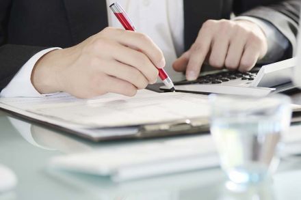 Foto: Hand mit Stift