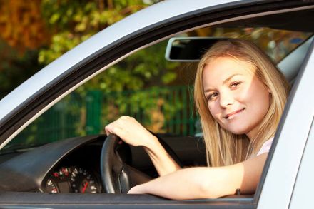 Foto: Frau im Auto