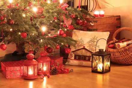 Foto: Weihnachtbaum mit Geschenken und Lichtern