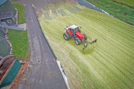 Foto: Feld wird mit Landmaschine bewirtschaftet